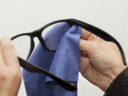nettoyer vos lunettes avec un tissu